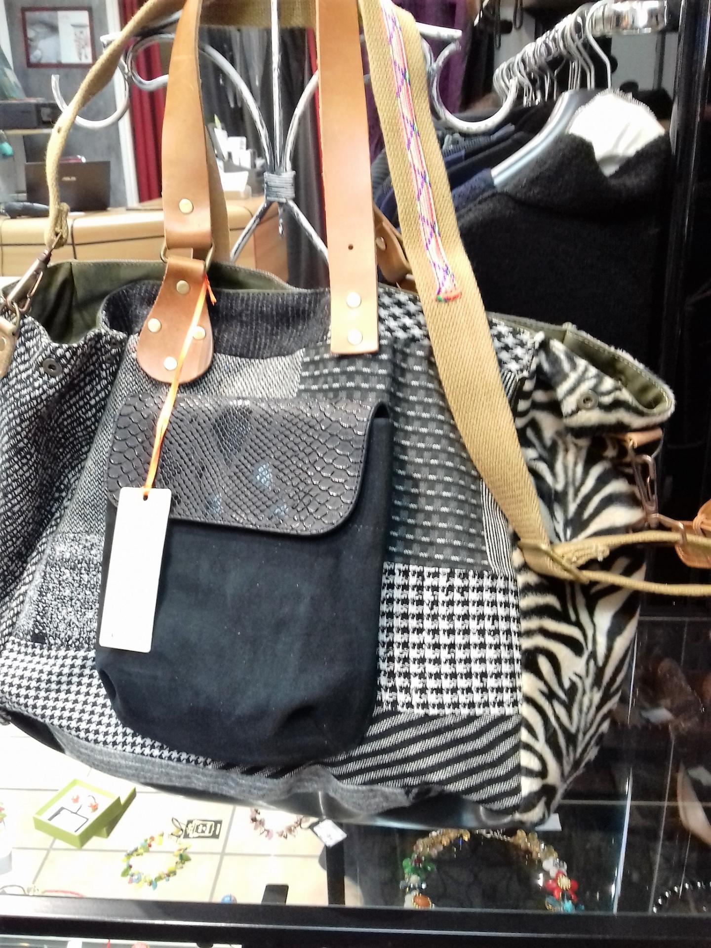 SAC ART 22 Pretty Black