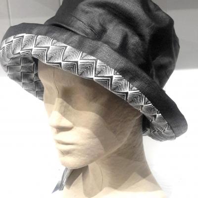 Chapeau de pluis noir et blanc